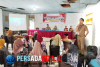 Kepala Humas RSUD Konawe, dr. Abdi, memaparkan secara detail fasilitas dan alur layanan rumah sakit kepada para peserta sosialisasi dari Wonggeduku Barat di Balai Desa Lahotutu, Senin (25/8/2025).
