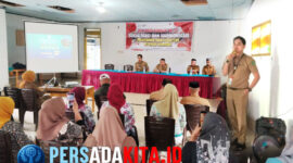 Kepala Humas RSUD Konawe, dr. Abdi, memaparkan secara detail fasilitas dan alur layanan rumah sakit kepada para peserta sosialisasi dari Wonggeduku Barat di Balai Desa Lahotutu, Senin (25/8/2025).