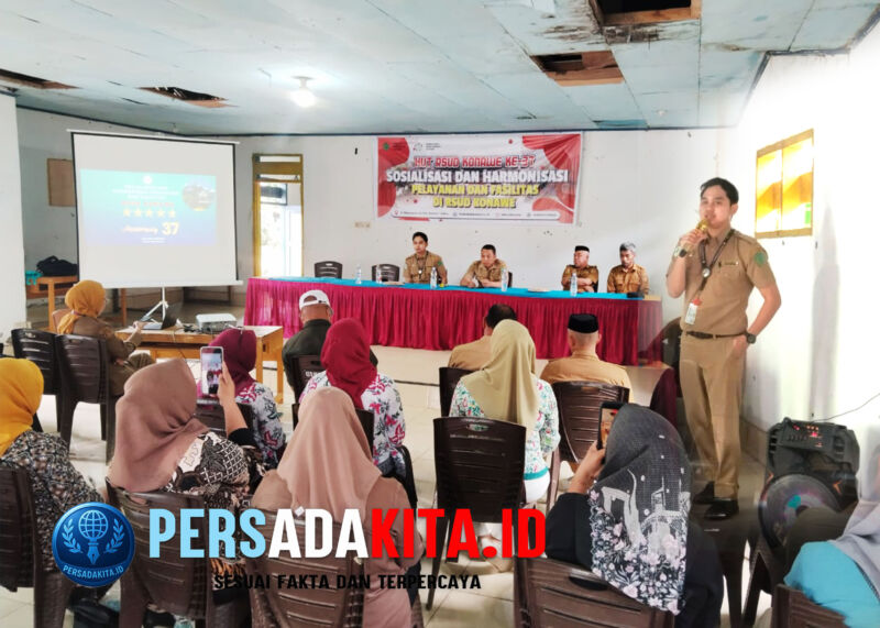 Kepala Humas RSUD Konawe, dr. Abdi, memaparkan secara detail fasilitas dan alur layanan rumah sakit kepada para peserta sosialisasi dari Wonggeduku Barat di Balai Desa Lahotutu, Senin (25/8/2025).
