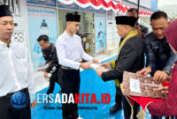 Bupati Yusran Akbar menyerahkan dokumen remisi kepada WBP:
Bupati Konawe saat menyerahkan dokumen remisi  warga binaan sebagai bentuk dukungan moril. Gestur sederhana ini menjadi simbol rekonsiliasi dan penghormatan terhadap proses perubahan.