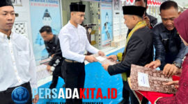 Bupati Yusran Akbar menyerahkan dokumen remisi kepada WBP:
Bupati Konawe saat menyerahkan dokumen remisi  warga binaan sebagai bentuk dukungan moril. Gestur sederhana ini menjadi simbol rekonsiliasi dan penghormatan terhadap proses perubahan.