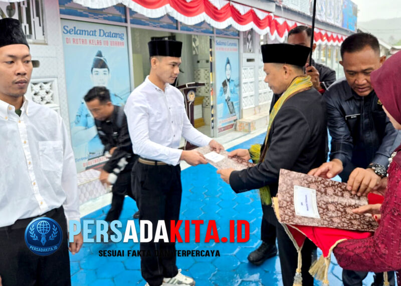 Bupati Yusran Akbar menyerahkan dokumen remisi kepada WBP:
Bupati Konawe saat menyerahkan dokumen remisi  warga binaan sebagai bentuk dukungan moril. Gestur sederhana ini menjadi simbol rekonsiliasi dan penghormatan terhadap proses perubahan.