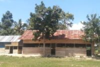 Ruangan darurat SMA Negeri 1 Padangguni dibangun dari kayu bekas dan atap seng bekas. Meski sederhana, ruang ini menjadi saksi perjuangan 129 siswa untuk terus belajar.