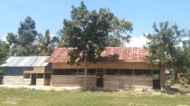Ruangan darurat SMA Negeri 1 Padangguni dibangun dari kayu bekas dan atap seng bekas. Meski sederhana, ruang ini menjadi saksi perjuangan 129 siswa untuk terus belajar.