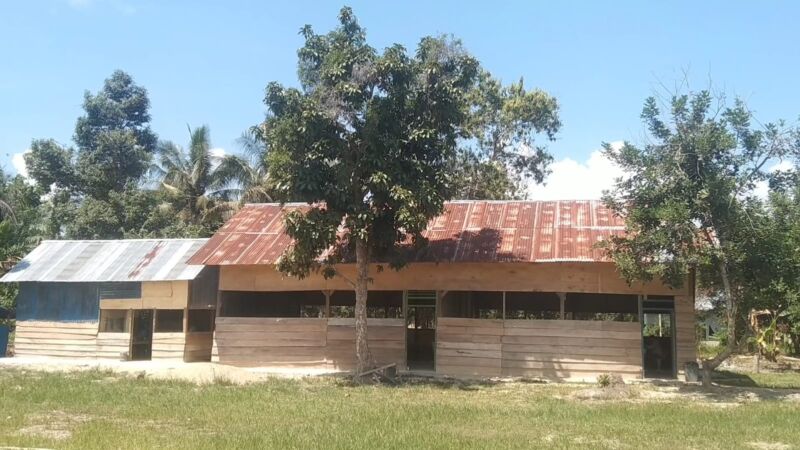 Ruangan darurat SMA Negeri 1 Padangguni dibangun dari kayu bekas dan atap seng bekas. Meski sederhana, ruang ini menjadi saksi perjuangan 129 siswa untuk terus belajar.
