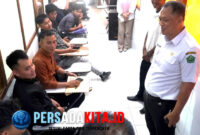 Sekda Konawe Dr. Ferdinand meninjau proses seleksi tenaga kerja PT ESG di Dinas Nakertrans.
