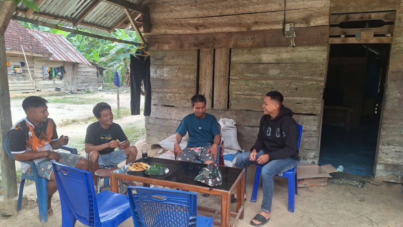 Suasana hangat Komsos antara Satgas TMMD bersama masyarakat setempat