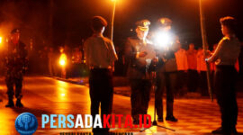Kolonel Inf. Herry Indriyanto, Dandim 1417 Kendari, memimpin Apel Kehormatan dengan penuh khidmat di TMP Asao, Konawe, Minggu (17/8/2025). Suaranya menjadi pengingat hidup akan jasa para pahlawan.