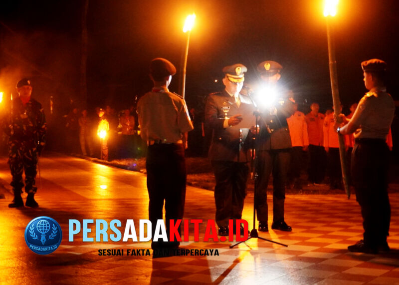 Kolonel Inf. Herry Indriyanto, Dandim 1417 Kendari, memimpin Apel Kehormatan dengan penuh khidmat di TMP Asao, Konawe, Minggu (17/8/2025). Suaranya menjadi pengingat hidup akan jasa para pahlawan.