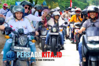 Bupati Yusran Akbar dan istri, Hj. Hania, berboncengan dalam Touring Merdeka Konawe 2025, disambut antusias warga di jalan protokol Unaaha, Senin (18/8/2025)