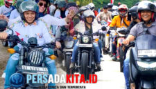 Bupati Yusran Akbar dan istri, Hj. Hania, berboncengan dalam Touring Merdeka Konawe 2025, disambut antusias warga di jalan protokol Unaaha, Senin (18/8/2025)