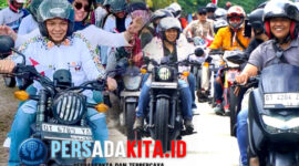 Bupati Yusran Akbar dan istri, Hj. Hania, berboncengan dalam Touring Merdeka Konawe 2025, disambut antusias warga di jalan protokol Unaaha, Senin (18/8/2025)