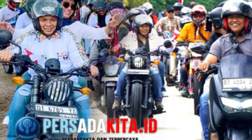 Bupati Yusran Akbar dan istri, Hj. Hania, berboncengan dalam Touring Merdeka Konawe 2025, disambut antusias warga di jalan protokol Unaaha, Senin (18/8/2025)