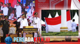 Bupati Konawe, H Yusran Akbar ST memimpin upacara HUT ke-80 RI di tengah hujan deras. Pasukan Paskibraka Konawe mengibarkan bendera dengan sempurna meski cuaca ekstrem, Minggu (17/8/2025)