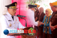 Bupati Konawe, H Yusran Akbar, ST bersalaman dengan seorang Veteran usai upacara HUT RI ke-80