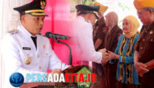 Bupati Konawe, H Yusran Akbar, ST bersalaman dengan seorang Veteran usai upacara HUT RI ke-80