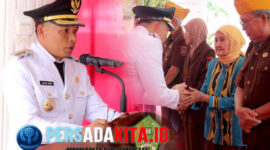 Bupati Konawe, H Yusran Akbar, ST bersalaman dengan seorang Veteran usai upacara HUT RI ke-80