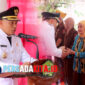 Bupati Konawe, H Yusran Akbar, ST bersalaman dengan seorang Veteran usai upacara HUT RI ke-80