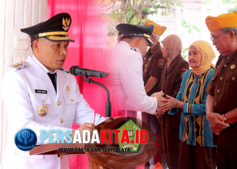 Bupati Konawe, H Yusran Akbar, ST bersalaman dengan seorang Veteran usai upacara HUT RI ke-80