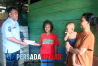 Plt. Sekretaris Dinas PUPR Konawe, Robin Hermansyah, menyerahkan bantuan tunai sebesar Rp 5 juta dari pribadi Bupati Yusran Akbar kepada Rukiani, isteri La Bade di kediaman yang tidak layak huni, Rabu (17/9/2025).
