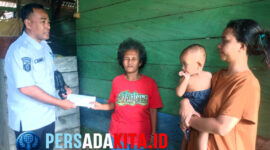 Plt. Sekretaris Dinas PUPR Konawe, Robin Hermansyah, menyerahkan bantuan tunai sebesar Rp 5 juta dari pribadi Bupati Yusran Akbar kepada Rukiani, isteri La Bade di kediaman yang tidak layak huni, Rabu (17/9/2025).
