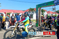 Bupati Konawe H. Yusran Akbar (tengah) melepas 700 rider dengan gestur semangat, dikelilingi Forkopimda dan panitia SAT di ICP, Sabtu (20/9/2025)