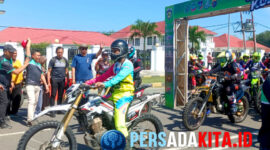 Bupati Konawe H. Yusran Akbar (tengah) melepas 700 rider dengan gestur semangat, dikelilingi Forkopimda dan panitia SAT di ICP, Sabtu (20/9/2025)