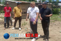 Bupati Yusran Akbar (tengah, memakai kopiah) berjalan kaki menyusuri lahan relokasi Pasar Rahabangga di Anggopiu, Minggu (7/9/2025). Tanpa rombongan, tanpa protokol — hanya ditemani staf teknis dan lurah.