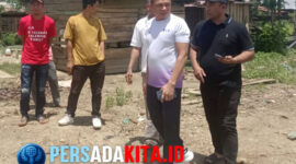 Bupati Yusran Akbar (tengah, memakai kopiah) berjalan kaki menyusuri lahan relokasi Pasar Rahabangga di Anggopiu, Minggu (7/9/2025). Tanpa rombongan, tanpa protokol — hanya ditemani staf teknis dan lurah.