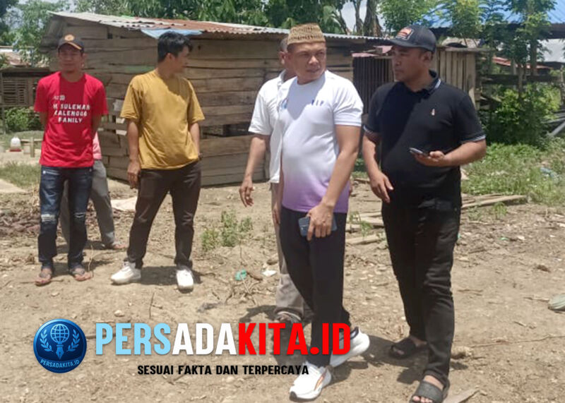 Bupati Yusran Akbar (tengah, memakai kopiah) berjalan kaki menyusuri lahan relokasi Pasar Rahabangga di Anggopiu, Minggu (7/9/2025). Tanpa rombongan, tanpa protokol — hanya ditemani staf teknis dan lurah.
