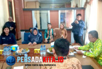Wakil Bupati Syamsul Ibrahim saat pemaparan bersama Tim Ekspedisi Patriot 2025: Wakil Bupati Konawe, H. Syamsul Ibrahim, SE., MSi., menerima audiensi dari Tim Ekspedisi Patriot 2025 di ruang kerjanya, Kamis (4/9/2025). Pertemuan ini menandai komitmen kuat pemerintah daerah dalam mendukung transformasi kawasan transmigrasi.
