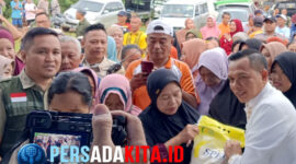 Bupati Yusran Akbar menyerahkan beras ke warga: Bupati Konawe, H. Yusran Akbar, ST, secara langsung menyerahkan beras SPHP kepada warga. Gerakan Pangan Murah (GPM) digelar serentak di 28 kecamatan sebagai wujud kehadiran pemerintah di tengah masyarakat.