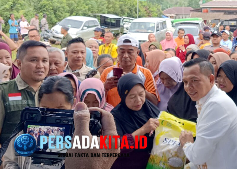 Bupati Yusran Akbar menyerahkan beras ke warga: Bupati Konawe, H. Yusran Akbar, ST, secara langsung menyerahkan beras SPHP kepada warga. Gerakan Pangan Murah (GPM) digelar serentak di 28 kecamatan sebagai wujud kehadiran pemerintah di tengah masyarakat.