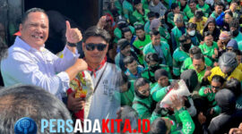 Wakil Ketua Kadin Sultra, Sastra Alamsyah, menyerahkan beras kepada salah satu pengemudi ojol: Sastra Alamsyah (kiri) menyerahkan bantuan beras kepada driver ojol sebagai bentuk dukungan terhadap pahlawan ekonomi jalanan.