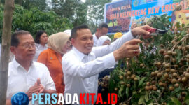 Bupati Yusran Akbar memotong buah kelengkeng pertama: 
Bupati Konawe H. Yusran Akbar ST didampingi Kepala Desa Lalombonda, Budiarto, SE, memotong buah kelengkeng New Cristal dalam acara Panen Raya di Desa Lalombonda, Rabu (10/9/2025)