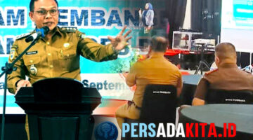 Bupati Konawe H. Yusran Akbar menyampaikan sambutan penuh semangat di hadapan ratusan kepala desa dan lurah se-Kabupaten Konawe.]
Bupati Yusran Akbar: “Inovasi dimulai dari keberanian bermimpi dan bertindak.”