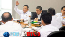 Bambang Soesatyo (kiri) berdiskusi intens dalam rapat Tim Perumus RUU KADIN di Jakarta, Senin (29/9/2025). Mereka menyusun strategi percepatan revisi UU KADIN agar masuk Prolegnas 2026