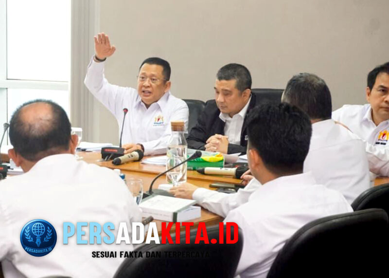 Bambang Soesatyo (kiri) berdiskusi intens dalam rapat Tim Perumus RUU KADIN di Jakarta, Senin (29/9/2025). Mereka menyusun strategi percepatan revisi UU KADIN agar masuk Prolegnas 2026