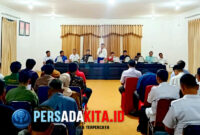 Bupati Konawe, H. Yusran Akbar ST, memimpin rapat dengar pendapat dengan Aliansi Masyarakat Routa Bersatu di Ruang Rapat Bupati, Rabu (10/9/2025). Suasana tegang namun penuh harap mewarnai pertemuan yang membahas nasib pembangunan smelter di Kecamatan Routa.