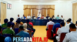 Bupati Konawe, H. Yusran Akbar ST, memimpin rapat dengar pendapat dengan Aliansi Masyarakat Routa Bersatu di Ruang Rapat Bupati, Rabu (10/9/2025). Suasana tegang namun penuh harap mewarnai pertemuan yang membahas nasib pembangunan smelter di Kecamatan Routa.