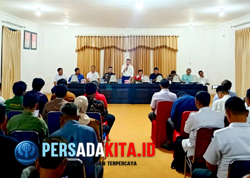 Bupati Konawe, H. Yusran Akbar ST, memimpin rapat dengar pendapat dengan Aliansi Masyarakat Routa Bersatu di Ruang Rapat Bupati, Rabu (10/9/2025). Suasana tegang namun penuh harap mewarnai pertemuan yang membahas nasib pembangunan smelter di Kecamatan Routa.