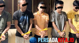 Lima pelaku berdiri berjajar di depan Mapolres Konawe dengan wajah tertunduk, masing-masing: Kelima pelaku — DS (30), AW (31), L (30), S (37), dan A (37) — semuanya warga lokal Kabupaten Konawe — kini resmi jadi penghuni sel Mapolres Konawe.