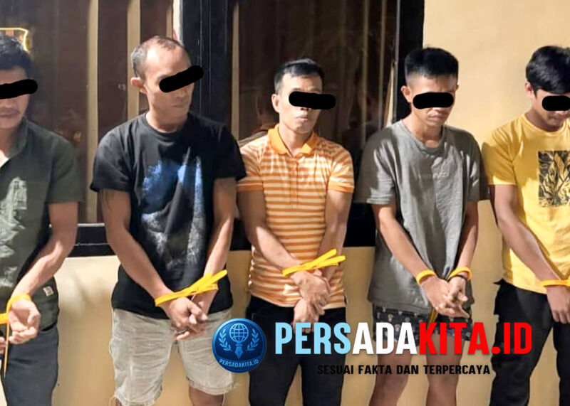 Lima pelaku berdiri berjajar di depan Mapolres Konawe dengan wajah tertunduk, masing-masing: Kelima pelaku — DS (30), AW (31), L (30), S (37), dan A (37) — semuanya warga lokal Kabupaten Konawe — kini resmi jadi penghuni sel Mapolres Konawe.