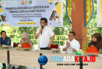 Suasana khidmat dan penuh semangat di Pendopo Bendung Wawotobi, Konawe, Sabtu (20/9/2025), saat Anggota Komisi V DPR RI, Ir. Ridwan Bae (kiri), menyampaikan apresiasi langsung kepada Bupati Konawe, H. Yusran Akbar, ST (kanan), di hadapan ratusan peserta uji sertifikasi tenaga kerja konstruksi.