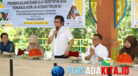 Suasana khidmat dan penuh semangat di Pendopo Bendung Wawotobi, Konawe, Sabtu (20/9/2025), saat Anggota Komisi V DPR RI, Ir. Ridwan Bae (kiri), menyampaikan apresiasi langsung kepada Bupati Konawe, H. Yusran Akbar, ST (kanan), di hadapan ratusan peserta uji sertifikasi tenaga kerja konstruksi.