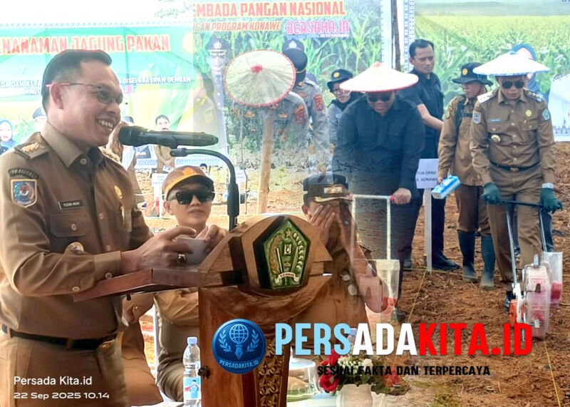 Bupati Yusran Akbar menanam benih Jagung:
Bupati Konawe H. Yusran Akbar, ST memimpin langsung pencanangan penanaman jagung hibrida pakan perdana di Desa Unggulino, Kec. Puriala, Senin (22/9/2025). Program ini adalah inti dari visi “Konawe Bersahaja” dan Asta Cita ke-6 Presiden RI.