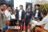 Wabup Konawe menandatangani dan penyerahan berita acara disaksikan mahasiswa dan Forkopimda: Sejarah dicatat! Wabup Konawe, H. Syamsul Ibrahim, menandatangani kesepakatan lahirnya Perda Beasiswa yang digagas mahasiswa. Malam yang membuka jalan menuju pendidikan adil di Rujab Bupati Konawe, Minggu malam (31/8/2025)
