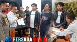 Wabup Konawe menandatangani dan penyerahan berita acara disaksikan mahasiswa dan Forkopimda: Sejarah dicatat! Wabup Konawe, H. Syamsul Ibrahim, menandatangani kesepakatan lahirnya Perda Beasiswa yang digagas mahasiswa. Malam yang membuka jalan menuju pendidikan adil di Rujab Bupati Konawe, Minggu malam (31/8/2025)