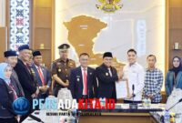 Bupati Konawe Yusran Akbar (kiri) dan Direktur Utama Bank Sultra Andri Permana Diputra Abubakar menandatangani MoU implementasi KKPD di Kantor Bupati Konawe, Rabu (1/10/2025).