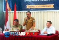 Bupati Konawe, Yusran Akbar, saat membuka sosialisasi pencegahan PMI non prosedural di Konawe, Selasa (30/9/2025). Ia menekankan pentingnya peran desa dalam melindungi warga dari jaringan agen ilegal.
